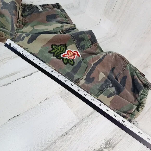 VTG Y2K Guess Camo Cargo Capri Pants Womens Sz 29 Embroidered Flowers Military - Picture 16 of 16
